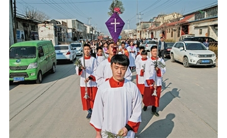 中國禁止青少年進堂 教徒憂缺乏輔祭礙聖召封面