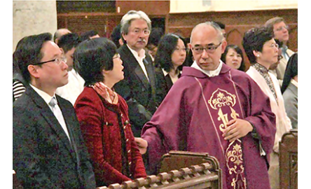 前特首曾蔭權家人  為曾獻彌撒 替苦難者祈禱封面