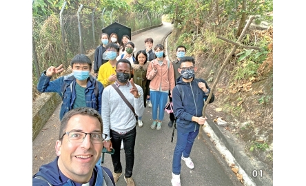 寒風細雨中踏上「聖召行」 青年齊心為聖召祈禱封面