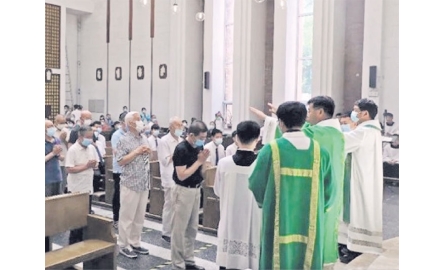 北京神哲學院 與教友慶祝父親節封面