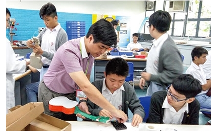 榮獲行政長官卓越教學獎嘉許狀 聖貞德中學鄭加略 熱心音樂教育封面