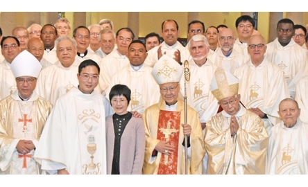 教區殷灝峰晉鐸 聯同共祭神長祝福香港封面