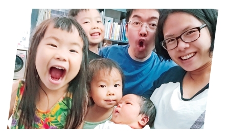 全職爸爸照顧四孩子 教友蔡家昌與子女一起成長封面