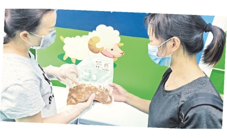明愛分享美食傳遞愛 與教會團體派發食物包封面