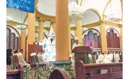 成都教區聖油彌撒 強調神父「每天為人洗腳」封面