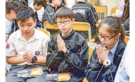 石籬天主教中學學生 饑饉午餐活出克己精神封面