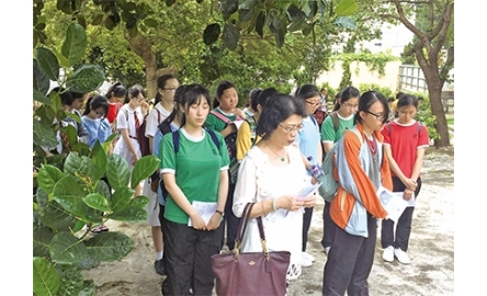 聖安當女書院 考察墳場 悼念修女封面